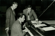 Franco Prosperi, Gualtiero Jacopetti y Riz Ortolani al piano