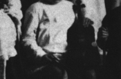 Riz Ortolani en su guardería de Pesaro, con tan solo 4 años, y su pequeño violín