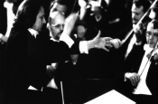 Riz Ortolani en su Gira de Conciertos por Japón, en Tokio, dirigiendo a la Orquesta Sinfónica de Viena