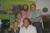Luciano Pavarotti en su casa de Pesaro con Katyna y Riz Ortolani, Giorgio Girelli, Presidente del Conservatorio Rossini, y su mujer Angela Maria
